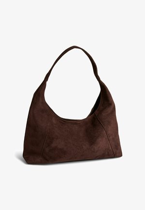 Tmavohnedá semišová taška cez rameno s jedným širokým popruhom a mäkkým, pohodlným obdĺžnikovým tvarom na bielom pozadí.