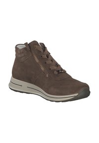 Sneaker alto in suede marrone con finitura testurizzata, dotato di zip laterale e laccio frontale. Suola bianca con accento scuro.