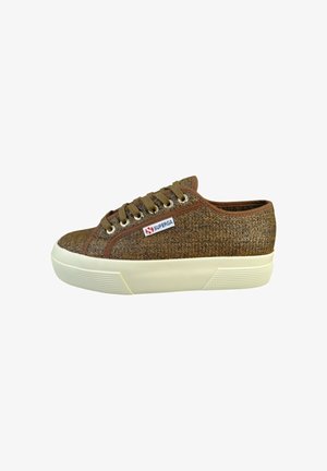 Zapatilla de tela marrón tejida con suela de goma beige, cordones marrones y etiqueta de la marca Superga en el lateral.