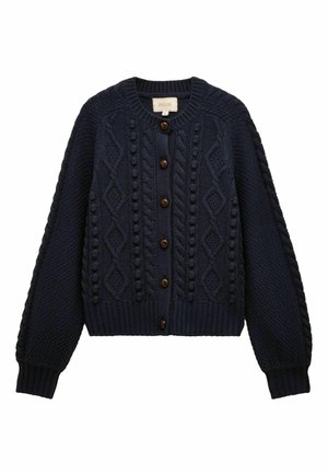 Dunkelblaues, gestricktes Cardigan mit Kabelmustern, rundem Ausschnitt und Holzknoepfen an der Vorderseite. Verfuegt ueber gerippte Manschetten und Saum.