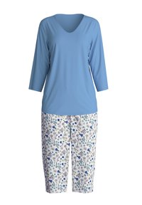 Lichtblauw V-hals top met driekwartmouwen, gecombineerd met witte capri-broek met bloemenprint met blauwe en paarse bloemen.