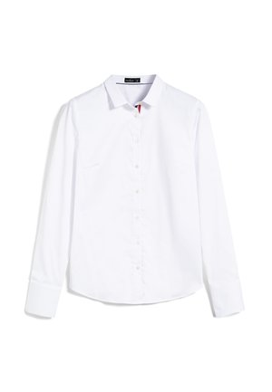 Chemise blanche à manches longues avec col, sept boutons et légères fronces aux épaules, présentée à plat sur fond blanc.