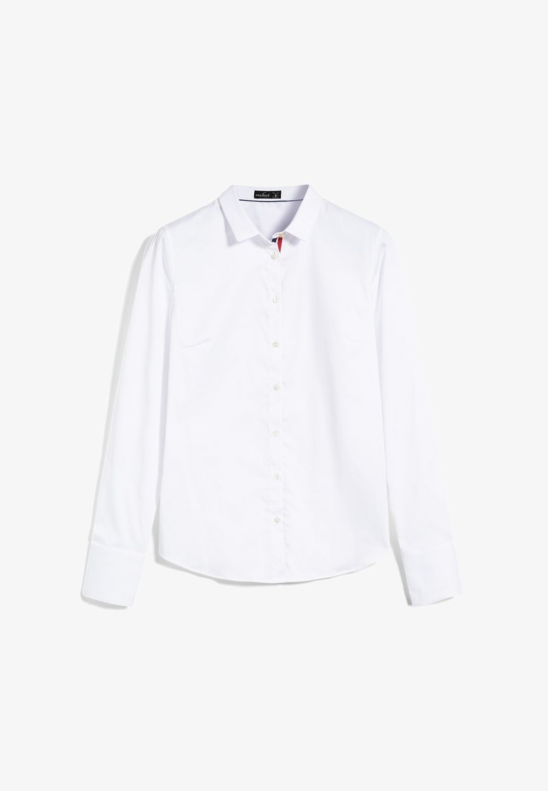 Chemise blanche à manches longues avec col, sept boutons et légères fronces aux épaules, présentée à plat sur fond blanc.
