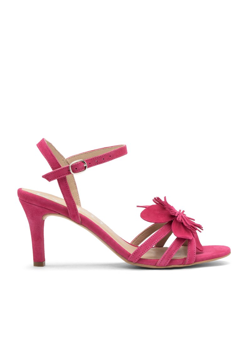 Różowe zamszowe sandały na obcasie z kwiatowym wzorem z przodu, otwarty czubek i pasek wokół kostki z regulowanym klamrą.