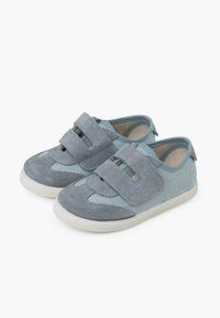 Scarpe tessili blu e grigie con tomaia in camoscio e dettagli in rete, dotate di due cinturini regolabili in Velcro e suola in gomma bianca.