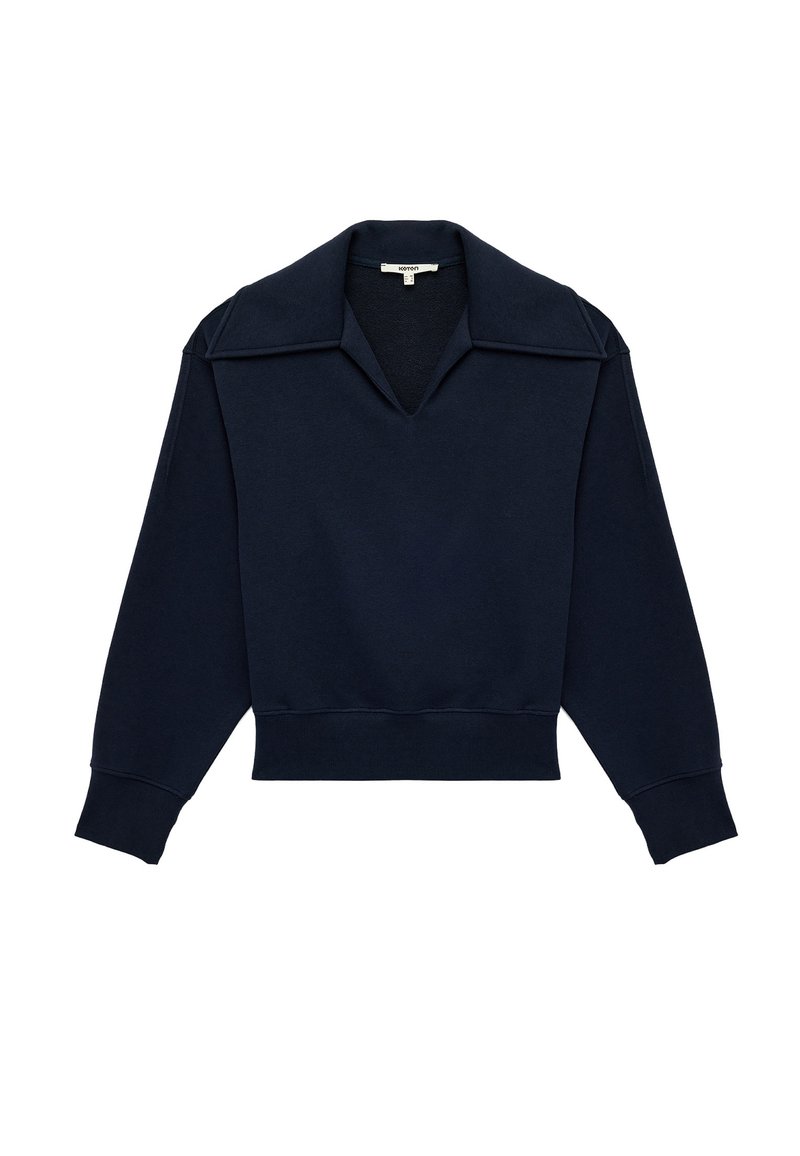 Sudadera de color azul marino con un cuello amplio y mangas largas. Tejido suave, escote en V y puños y dobladillo de canalé.