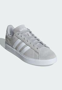 adidas Sportswear GRAND COURT 2.0 - Zapatillas de tenis para tierra batida - grey two cloud white grey two