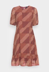 Vestido em padrão vermelho e amarelo com mangas curtas balonê, decote redondo e barra com babados. Apresenta um design diagonal e detalhes florais.