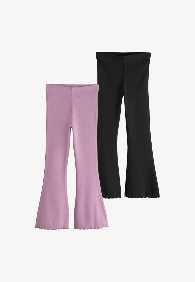 Deux pantalons évasés en maille côtelée, un noir et un violet clair, tous deux avec des ourlets à volants et des ceintures élastiques.