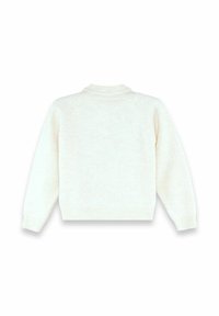Suéter blanco de punto con cuello redondo acanalado, mangas largas y un corte relajado. La textura es suave y ligeramente peluda.