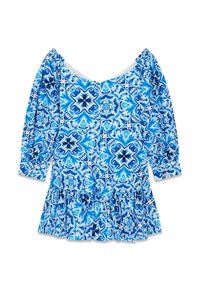 Robe à motif floral bleu et blanc avec manches longues bouffantes et ourlet volanté sur fond blanc.