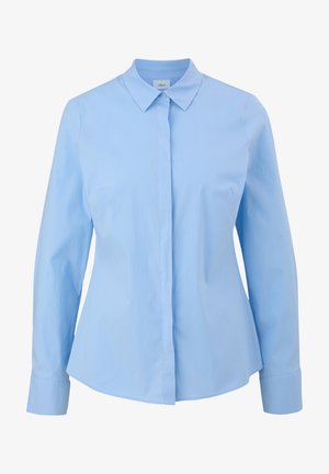 Jasnoniebieska koszula z długim rękawem, z wyłogami, zapinana na guziki z gładką fakturą. Ma dopasowany krój i mankiety z zapięciem.