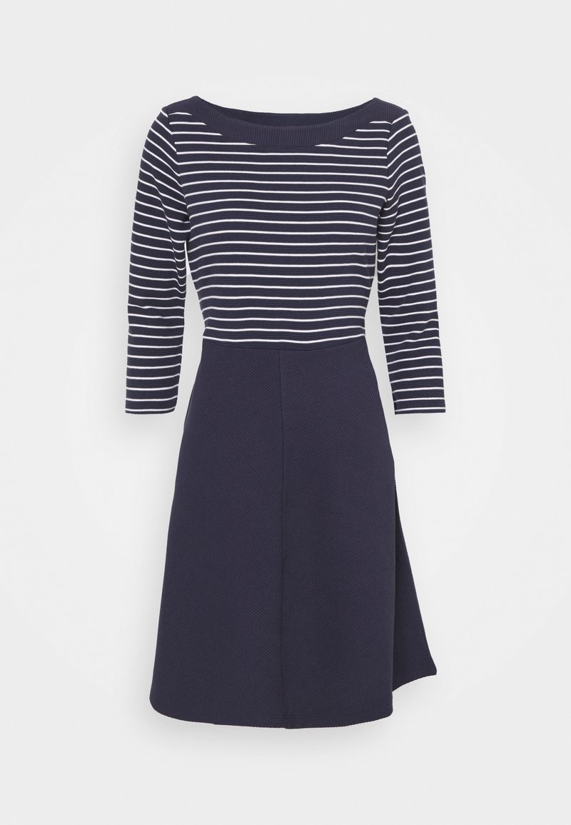 Robe bleu marine avec des rayures blanches horizontales sur le corsage et les manches, manches trois-quarts, taille ajustée et jupe trapèze longueur genou.