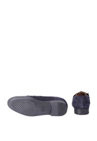 Mocassini in suede blu scuro con punta rotonda, suola in gomma texturizzata e design minimalista che presenta un piccolo tacco in gomma e dettagli di cucitura discreti.