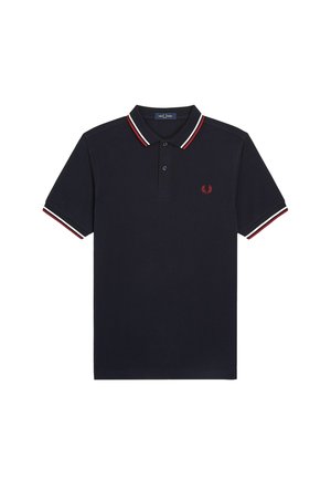 Polo azul marino de manga corta, con cuello abotonado y ribete a rayas rojas y blancas en el cuello y los puños, con un pequeño logo de laurel rojo.