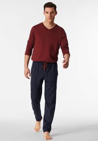 Set di abbigliamento da casa da uomo con una maglia a manica lunga bordeaux a scollo a V e pantaloni blu navy con piccoli motivi rossi; tessuto morbido e vestibilità rilassata.