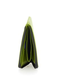 Portafoglio verde in pelle con cerniera e cuciture nere. Presenta due scomparti, design sottile e texture liscia.