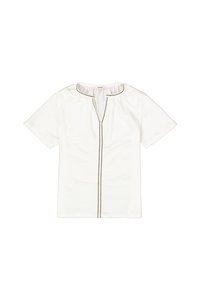 Biała bluzka z krótkim rękawem, okrągłym dekoltem i ozdobnym, czarnym przeszyciem z przodu. Wykonana z miękkiego materiału, z marszczonymi detalami.