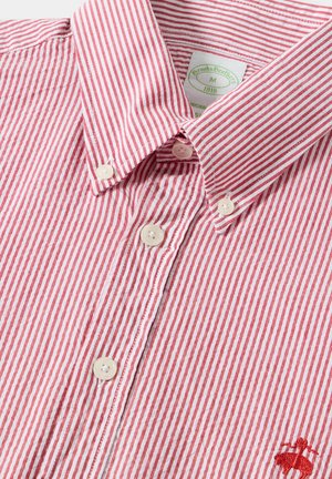 Rood-wit gestreefde blouse met kraag, voorzien van witte knopen en een klein geborduurd logo aan de linkerkant.