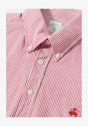 Rot-weißer gestreifter Hemd mit Knöpfen und Kragen, ausgestattet mit weißen Knöpfen und einem kleinen gestickten Logo auf der linken Seite.