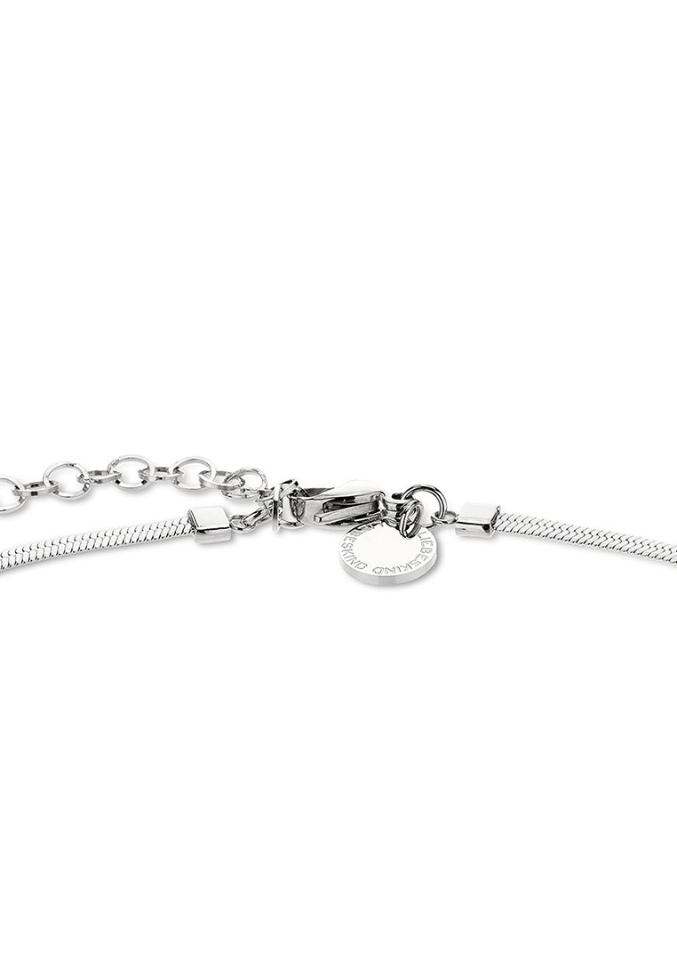 Silberne Armbandkette mit einer Kombination aus flachen und runden Gliedern, einem gleitenden Verschluss und einem runden Charm mit graviertem Text.