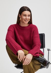 b.young MIT ABGESETZTEN SCHULTERN - Strickpullover - rot