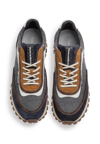 Scarpe sportive con un mix di materiali blu navy, marrone e grigio. Tessuto testurizzato e rifiniture in suede, dotate di suola in gomma tassellata e lacci di contrasto.