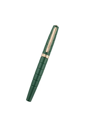 Pluma estilográfica verde con clip y anilla dorados que presentan el logotipo grabado de Versace y un patrón decorativo.