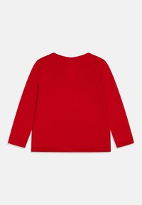 Czerwona koszula z długim rękawem, bawełniany materiał, fason z okrągłym dekoltem, płaskie szwy i miękka tekstura. Brak grafik lub dodatkowych detali.