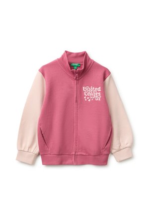 Chaqueta con cremallera para niños con cuerpo rosa, mangas rosa claro y texto blanco "United Colors" con pequeños corazones en el pecho.