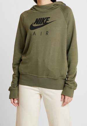 Hoodie Nike Air vert olive, fabriqué en tissu doux avec un col drapé, présentant un logo noir sur la poitrine et des poignets et un ourlet côtelés.