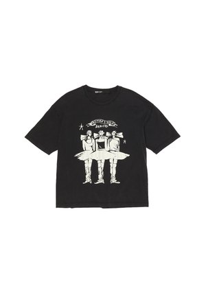 Camiseta negra de manga corta con gráfico blanco de tres bailarinas con tutús y texto "BIMBA Y LOLA DANCERS" encima de ellas.