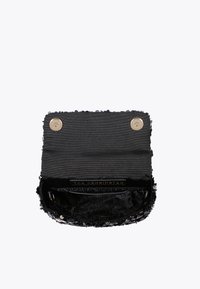 Borsa a tracolla nera con paillette, dotata di chiusura magnetica removibile, foderata internamente con un tessuto testurizzato e con etichetta all'interno. Forma compatta e rettangolare.