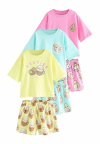 Ett set med tre färgglada barnkläder inklusive kortärmade skjortor och shorts med elastisk midja, dekorerade med lekfulla mat-teman och detaljer.