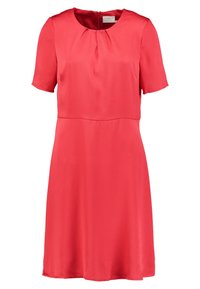 Robe corail à manches courtes avec encolure ronde, détail de pli sur le devant, taille cintrée et ourlet au genou.
