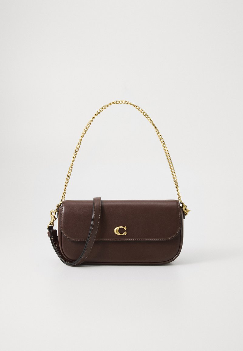 Dunkelbraune Leder-Schultertasche mit goldener Kettenriemen, goldenem "C"-Logo auf der vorderen Klappe und zusätzlichem dunkelbraunem Ledertragegurt.
