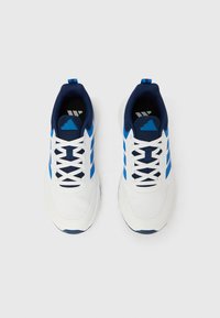 Scarpe da ginnastica bianche con dettagli blu, tomaia in mesh e colletto imbottito blu navy. Presentano lacci bianchi e suola in gomma texturizzata.