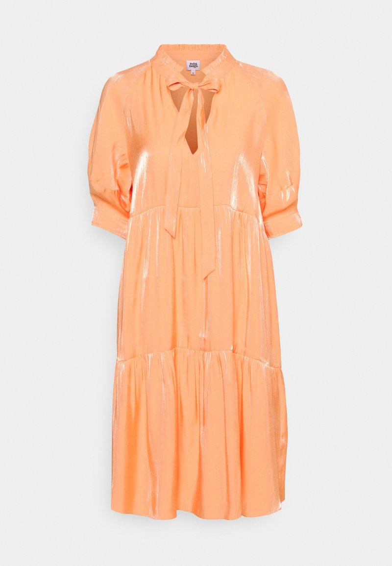 Robe à manches courtes, longueur genou en tissu pêche brillant avec un col à nouer, présentant une silhouette à étages et une texture subtilement brillante.