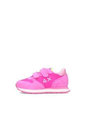 Scarpa da ginnastica per bambini di un vivace rosa con due cinturini in Velcro, suola bianca e simboli bianchi a forma di triangolo e croce sul lato.