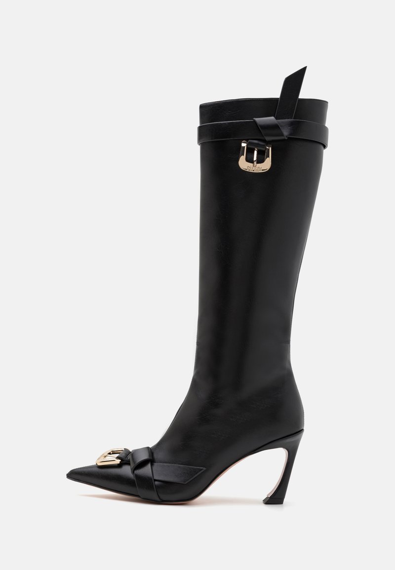 Fekete bőr magas sarkú csizma hegyes orral, díszes masnival és csat részletekkel, térd fölé érő szára pedig szalag díszítéssel rendelkezik.