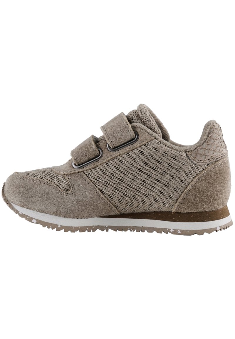 Scarpa atletica beige con tomaia in suede e mesh, doppie cinghie in velcro, tallone testurizzato e suola in gomma con accenti bianchi.