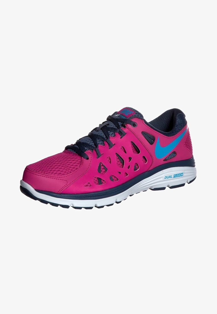 Chaussure de course Nike rose vif et bleu marine avec un swoosh bleu, des lacets noirs, une tige en mesh et une semelle blanche étiquetée "Dual Fusion".