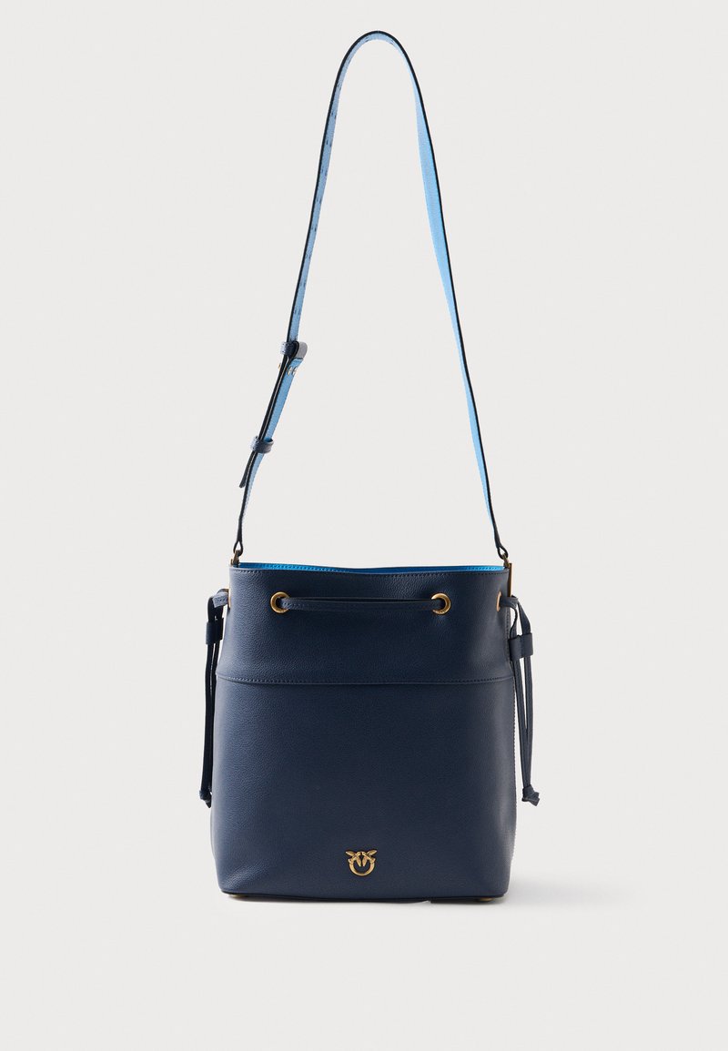 Geantă din piele navy de tip bucket, cu un interior de un albastru deschis, accesorii din material auriu, curea ajustabilă și închidere cu sfoară. Textură netedă și design minimalist.