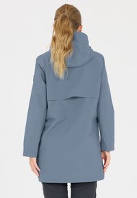 Blå vattentät jacka med huva, med en avslappnad passform, långa ärmar och detalj med flik på ryggen. Slät textur, minimal hardware.