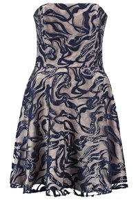 Off-shoulder klänning med en åtsittande kropp, utsvängd kjol, marininspirerad blå paljettvågmönster på en beige tyg, med en strukturerad yta.