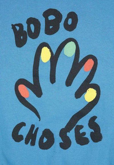 Tessuto blu con un grande contorno di una mano nera e punti colorati sulle dita, accompagnato dal testo "BOBO CHOSES" in lettere in grassetto.