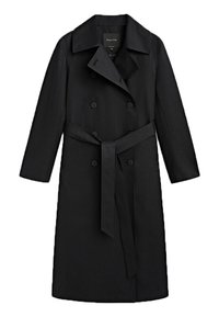 Musta trench-takki, joka on valmistettu smoothista materiaalista, jossa on lovettu kaulus, kaksirivinen muotoilu ja samasta kankaasta valmistettu vyö. Pitkät hihat.