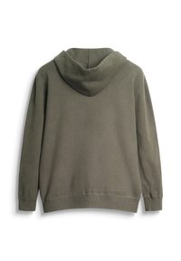 Sudadera con capucha de color verde oliva con una textura suave, que cuenta con un bolsillo canguro y puños y dobladillo acanalados, con detalles de costura visibles.