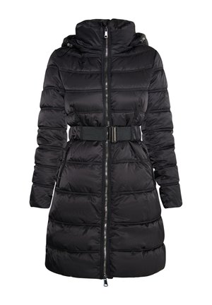 Zwarte pufferjas met een capuchon, ritssluiting, riem rond de taille en gewatteerde textuur met horizontale stiksels.