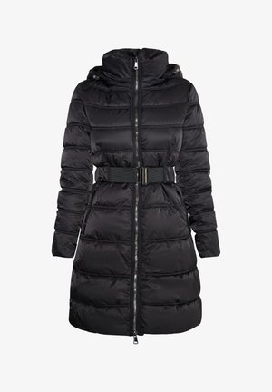 Zwarte pufferjas met een capuchon, ritssluiting, riem rond de taille en gewatteerde textuur met horizontale stiksels.